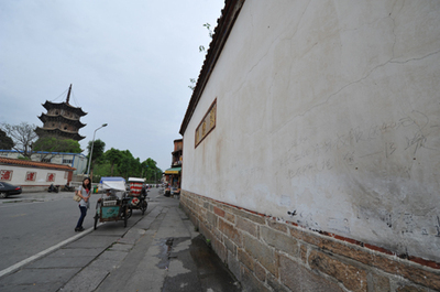 开元寺对面400岁紫云屏被画花了脸 厝边很心疼 - 城事要闻 - 东南网泉州频道